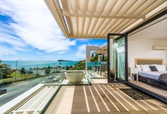 Silver Sands - Beachside Apartment has Balcony rooms