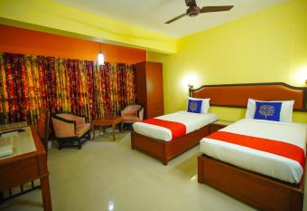 DWARAKA HOTEL has Balcony rooms