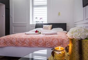 Zamoyskiego Jacuzzi Apartment has rooms with a private hot tub