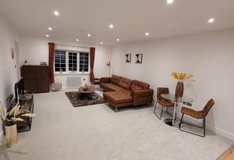 Luxury 1 Bed Apartment In The Centre Of Rochester has Balcony rooms