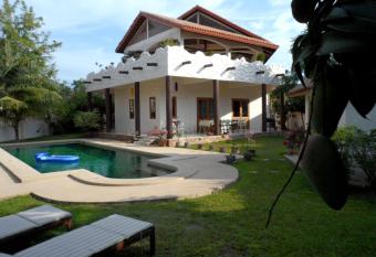 Pool Villa Cha Am allows 18 year olds to book a room