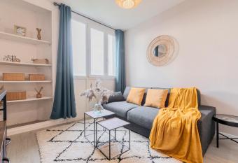 Appart cosy    5mn Gares Lille, parking gratuit allows 18 year olds to book a room