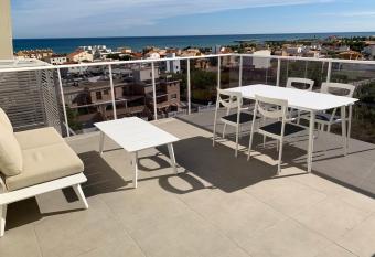 Penthouse panoramic sea view allows 18 year olds to book a room