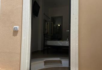 Stanza per 2 persone da Antonio allows 18 year olds to book a room