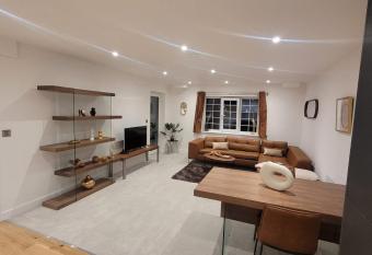 Luxury 1 Bed Apartment In The Heart Of Rochester has Balcony rooms