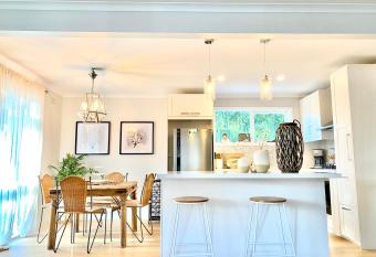 Rosebud Lovely House - Mornington Peninsula 3 BR holiday house - Jacuzzi - BBQ - Basketball ring - Beach - Hot springs has rooms with a private hot tub