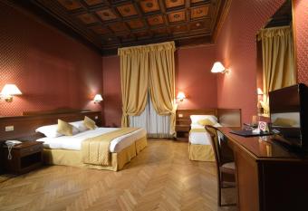 Hotel Montecarlo has rooms with a private hot tub