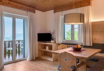 Haus Lohengrin Ferienwohnung 2 has Balcony rooms