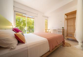 Sitges Beach Hostal has Balcony rooms