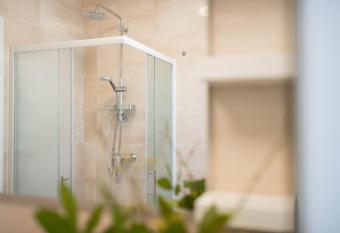 Luxury apartment GioAn Novigrad, 500m to the Sea, heated Jacuzzi, BBQ, private parking has rooms with a private hot tub