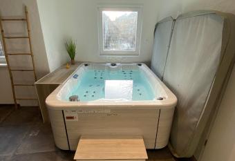 L atypique (prox. Europa park et Rulantica) allows 18 year olds to book a room