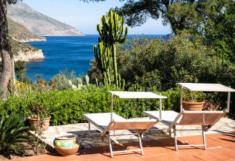 Villa Chiara a due passi dal mare has Balcony rooms