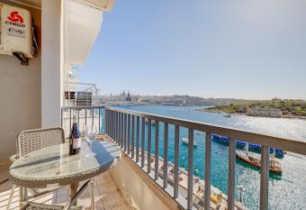Marvellous Apartment with Valletta and Harbour Views allows 18 year olds to book a room