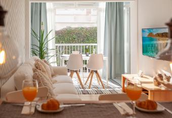 BAKARI KOKO has Balcony rooms