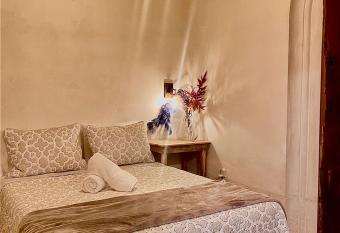 CASA DE LAS FLORES has Balcony rooms