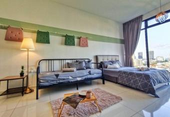 (New) 2BR Luxury Rooftop Swimming pook Homestay@Georgetown@10pax -                          has Balcony rooms