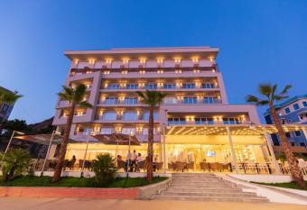AMR Hotel - Durres has Balcony rooms
