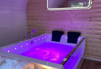 Apex Studio Pod & Jacuzzi Bath has rooms with a private hot tub