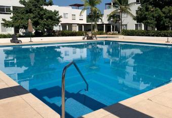 Villa & Roofgarden con Jacuzzi privado has rooms with a private hot tub