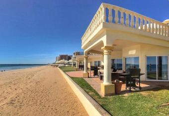 Gorgeous Beachfront Villa Rocky point, Sandy Beach has Balcony rooms