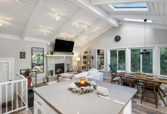 Mountain Getaway by Lake has Balcony rooms