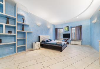 Classical Deribasivska 3-Bedrooms Apartment has rooms with a private hot tub