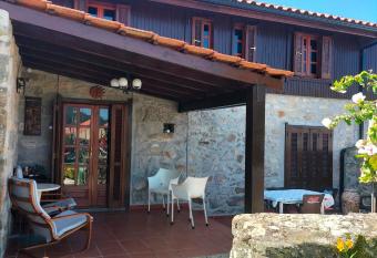 CASA DE MADEIRA E PEDRA has Balcony rooms