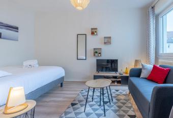 Le Clemenceau allows 18 year olds to book a room