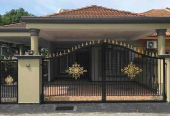 Homestay Islam Bandar Tasik Puteri Rawang has Balcony rooms