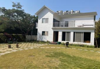 Woods Villa Retreat has Balcony rooms