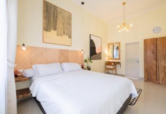 Siji Gempol Vacation Home has rooms with a private hot tub