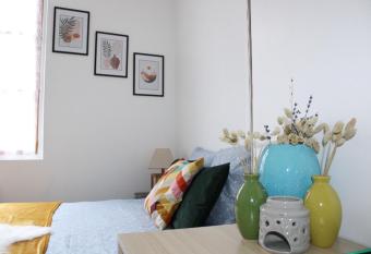 The GARDEN, proche Bord de Loire allows 18 year olds to book a room