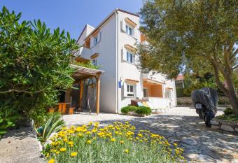 Apartmani Pernjak has Balcony rooms