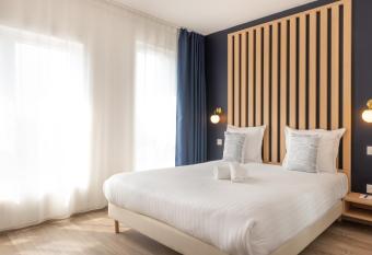 The Originals R  sidence Le Monde Paris Ivry Confluence has Balcony rooms