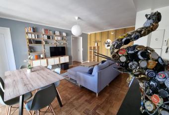 Nice And Spacious Apartment In Downtown has Balcony rooms