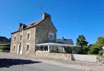 Bleu Outremer has Balcony rooms