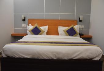 Hotel De Luxe Basai Road has Balcony rooms