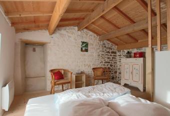 House in Saint-Pierre d Ol  ron near the city center has Balcony rooms