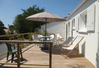 Ideally placed house facing the pleasure beach has Balcony rooms