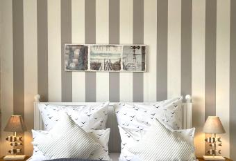 Moin Gr  mitz allows 18 year olds to book a room