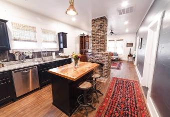 EAST 209 8th street 209 East UPTOWN 10 MIN to Ft Benning has Balcony rooms