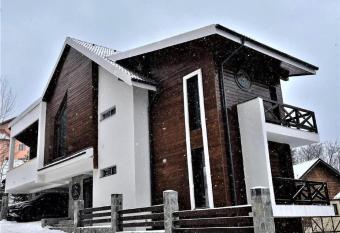 Casa Larisa - Wolves Apartment has Balcony rooms