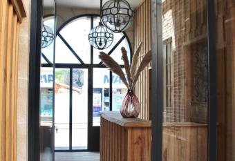 Welc  m Apparts-chic et intimiste-100m du Port allows 18 year olds to book a room