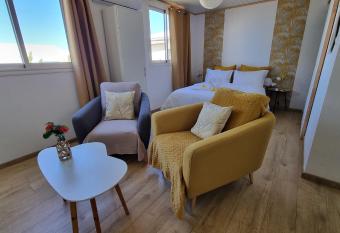 Le Poinsettia - Bungalow allows 18 year olds to book a room