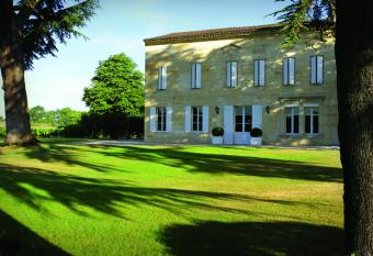 Ch  teau Bonalgue - Pomerol has Balcony rooms