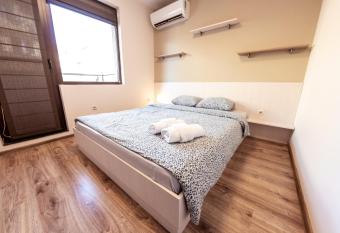 Bright 1BDR Apartment with a Balcony allows 18 year olds to book a room