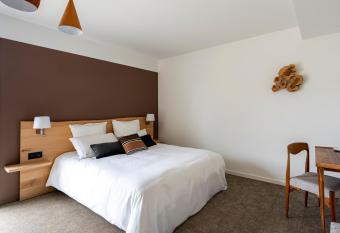 HOTEL LE 25 allows 18 year olds to book a room