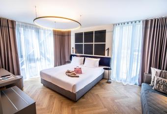 Hotel   ad allows 18 year olds to book a room