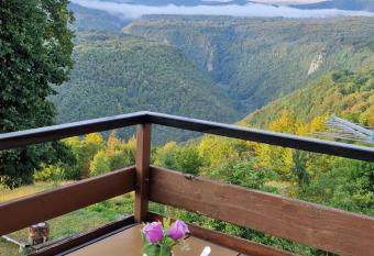 Guesthouse Loncar has Balcony rooms