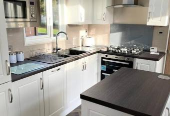 Bakers Lodge with Hot Tub has rooms with a private hot tub